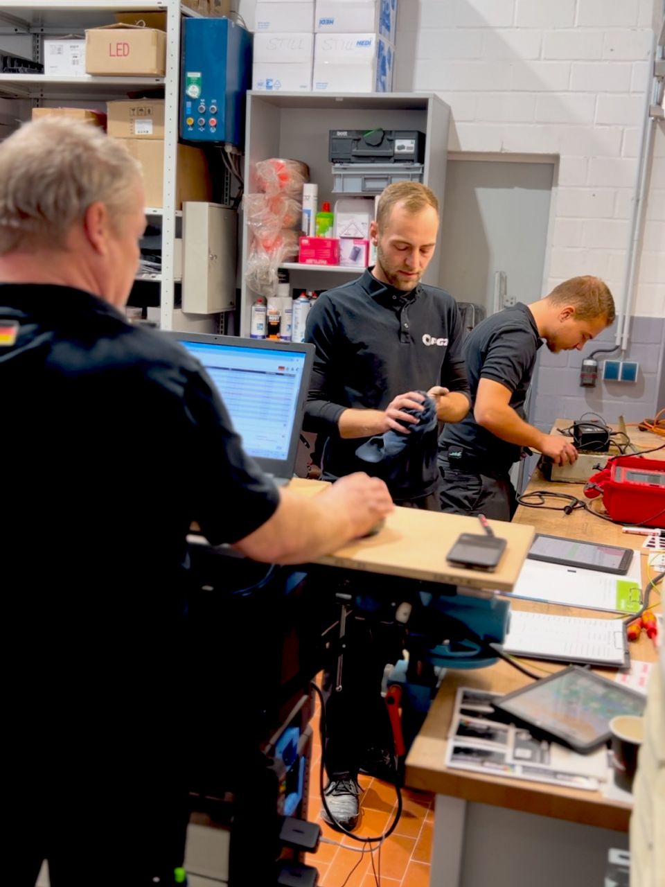 PGZ GmbH-Team bei der technischen Prüfung und Digitalisierung von Betriebsmitteln für maximale Sicherheit im Unternehmen