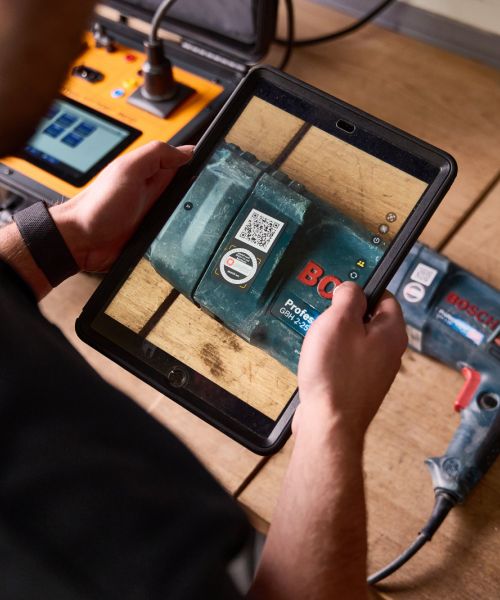 Digitale Geräteprüfung mit Tablet bei PGZ GmbH für effiziente und rechtssichere technische Überwachung im Unternehmen